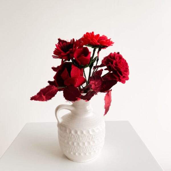 Boeket met rode Viltbloemen